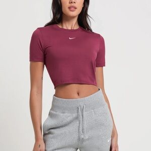 The Nike Tee Slip Fit Burgundy Crop Top Size Small